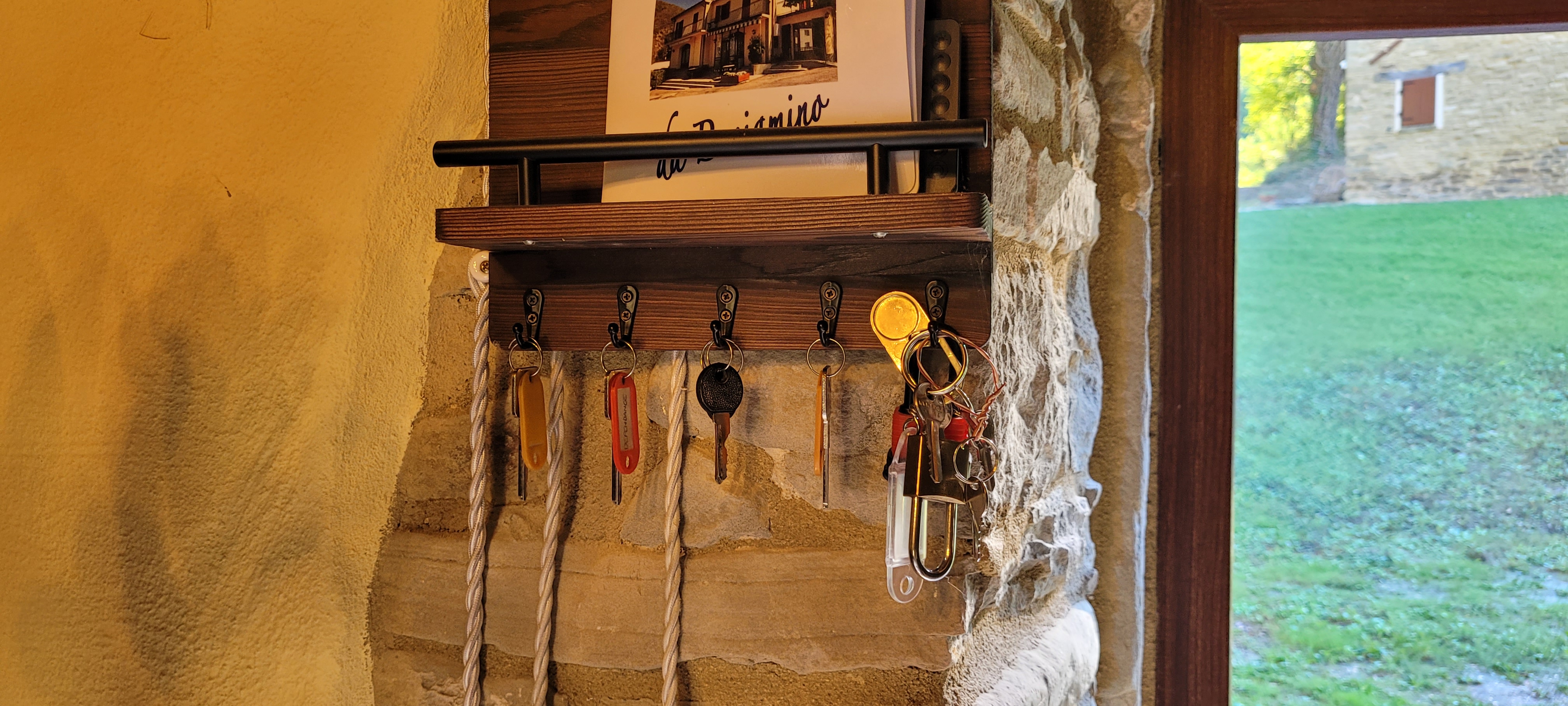 Pannello porta chiavi con la chiave della cascata dal portachiavi nero